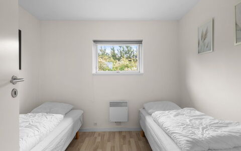 Moa - 350M from the Sea: Træ, Soveværelse, Seng, Sengetøj, Fryser, Dagslys, Bed Frame, Vinter, Sengetøj, Sovesal