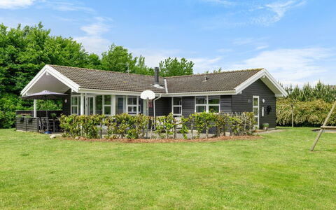 Moa - 350M from the Sea: Bygning, Hus, Hjem, Tag, Sommerhus, Boligområde, Veranda, Land Lot, Stuehus, Estate