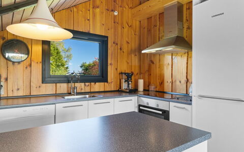 Allin - 350M from the Sea: Køkken, Træ, Loft, Indretning, Gulvbelægning, Countertop, Køkken Apparat, Belysning, Etage, Større Bandage