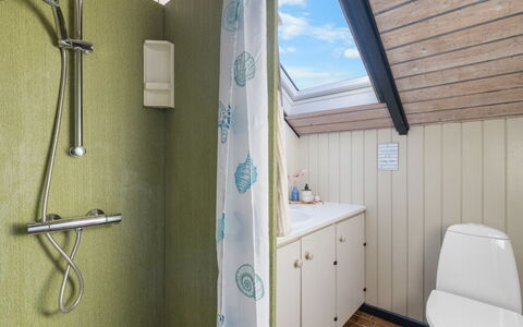 Allin - 350M from the Sea: Badeværelse, Sanitærarmatur, Håndvask, Indretning, Gulvbelægning, Badeværelsesvask, Tap, Etage, Vvs, Toilet