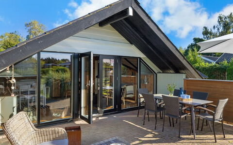 Allin - 350M from the Sea: Blå, Busk, Sommerhus, Bunddække, Have, Estate, Skygge, Landscaping, Stuehus, Eco Hotel
