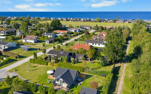 Allin - 350M from the Sea: Blå, Busk, Sommerhus, Bunddække, Have, Estate, Skygge, Landscaping, Stuehus, Eco Hotel