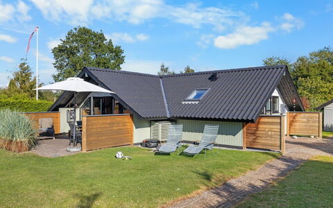 Allin - 350M from the Sea: Blå, Busk, Sommerhus, Bunddække, Have, Estate, Skygge, Landscaping, Stuehus, Eco Hotel
