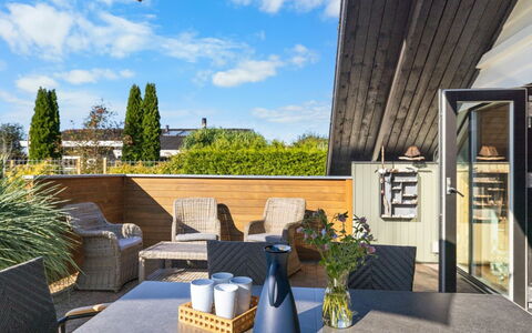 Allin - 350M from the Sea: Blå, Busk, Sommerhus, Bunddække, Have, Estate, Skygge, Landscaping, Stuehus, Eco Hotel