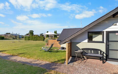 Allin - 350M from the Sea: Blå, Busk, Sommerhus, Bunddække, Have, Estate, Skygge, Landscaping, Stuehus, Eco Hotel