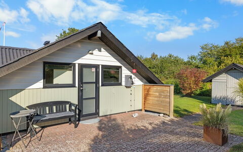 Allin - 350M from the Sea: Blå, Busk, Sommerhus, Bunddække, Have, Estate, Skygge, Landscaping, Stuehus, Eco Hotel