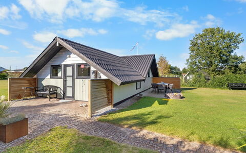 Allin - 350M from the Sea: Blå, Busk, Sommerhus, Bunddække, Have, Estate, Skygge, Landscaping, Stuehus, Eco Hotel