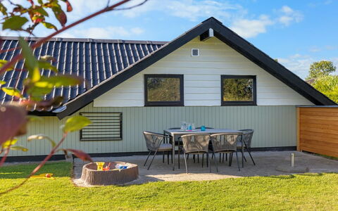 Allin - 350M from the Sea: Blå, Busk, Sommerhus, Bunddække, Have, Estate, Skygge, Landscaping, Stuehus, Eco Hotel