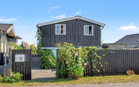 Nedelko - 20M from the Sea: Hus, Tag, Boligområde, Hjem, Arkitektur, Land Lot, Sommerhus, Sidespor, Have, Forstad