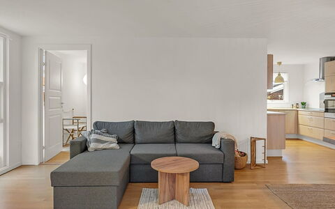Solvejg - 280M from the Sea: Møbel, Gulvbelægning, Indretning, Etage, Couch, Træ, Trægulve, Bord, Stue, Værelse