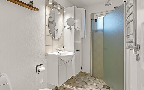 Solvejg - 280M from the Sea: Sanitærarmatur, Indretning, Gulvbelægning, Etage, Badeværelse, Håndvask, Toilet, Badeværelsesvask, Vvs, Toiletbræt