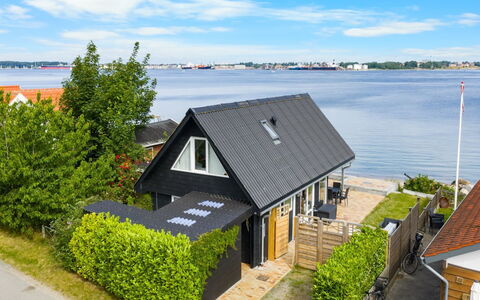 Yngvy - 10M from the Sea: Hus, Tag, Hjem, Sommerhus, Busk, Bunddække, Estate, Stuehus, Sidespor, Garden Bygninger