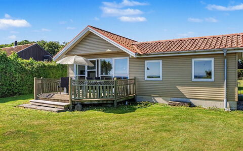Astrath - 10M from the Sea: Sommerhus, Hjem, Veranda, Sidespor, Lawn, Stuehus, Gård, Estate, Skygge
