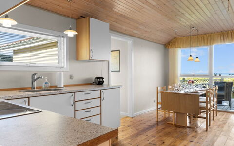 Astrath - 10M from the Sea: Køkken, Gulvbelægning, Indretning, Countertop, Møbel, Etage, Træ, Loft, Lysarmatur, Cabinetry