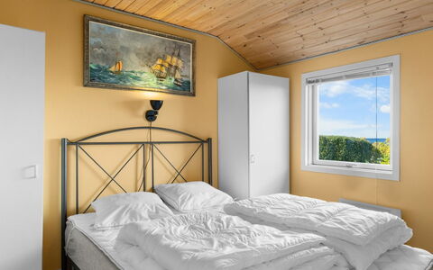 Astrath - 10M from the Sea: Træ, Seng, Soveværelse, Indretning, Møbel, Sengetøj, Etage, Sengetøj, Værelse, Bed Frame