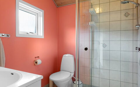 Astrath - 10M from the Sea: Badeværelse, Sanitærarmatur, Indretning, Gulvbelægning, Etage, Toilet, Håndvask, Vvs, Loft, Tap