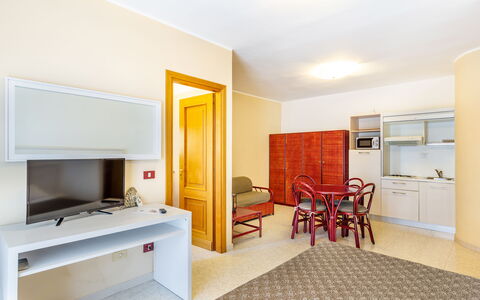 Alghero Residence, Seaside Apartments: Gulvbelægning, Indretning, Etage, Træ, Loft, Møbel, Værelse, Lejlighed, Bejdse, Television
