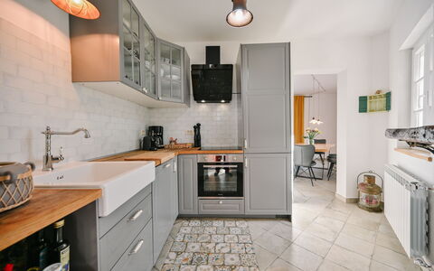 Villa Bogijeva Cliff House, Stunning View: Køkken Apparat, Køkken, Countertop, Cabinetry, Møbel, Større Bandage, Indretning, Gulvbelægning, Husholdningsapparat, Komfur