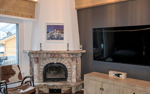 Chez Gredia: Indretning, Gulvbelægning, Møbel, Træ, Hearth, Etage, Stue, Værelse, Television, Belysning