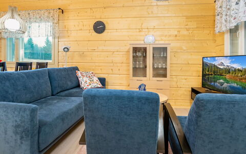 Joutsenranta: Møbel, Indretning, Couch, Træ, Gulvbelægning, Stue, Værelse, Etage, Hjem, Loft