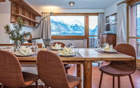 Chesa la Drosa Ab: Møbel, Loft, Køkken & Spisebord, Stol, Hårdttræ, Spisestue, Alps, Bejdse, Glacial Landskabsform, Cabinetry