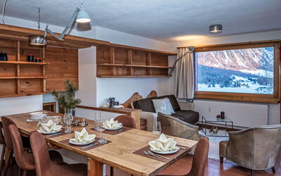 Celerina 16: Møbel, Loft, Stol, Cabinetry, Hårdttræ, Køkken & Spisebord, Bejdse, Billedramme, Stue, Bjælkehytte