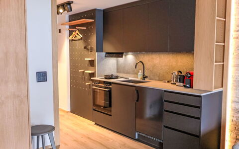 Zermatt 310: Møbel, Indretning, Køkken, Gulvbelægning, Countertop, Træ, Køkken Apparat, Etage, Cabinetry, Værelse