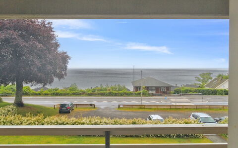 Ømund - 100M from the Sea: Møbel, Indretning, Gulvbelægning, Etage, Loft, Værelse, Stol, Bord, Lejlighed, Køkken & Spisebord