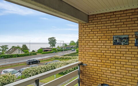 Ømund - 100M from the Sea: Møbel, Indretning, Gulvbelægning, Etage, Loft, Værelse, Stol, Bord, Lejlighed, Køkken & Spisebord