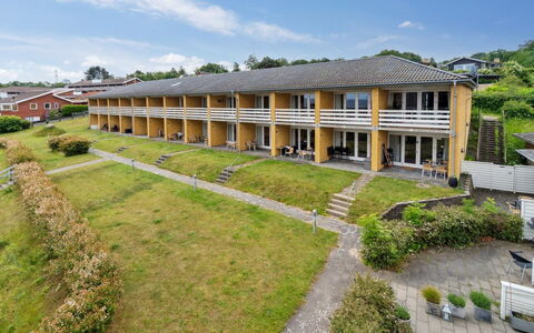 Ømund - 100M from the Sea: Møbel, Indretning, Gulvbelægning, Etage, Loft, Værelse, Stol, Bord, Lejlighed, Køkken & Spisebord