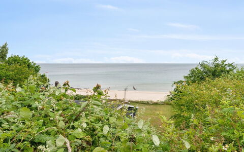 Ømund - 100M from the Sea: Møbel, Indretning, Gulvbelægning, Etage, Loft, Værelse, Stol, Bord, Lejlighed, Køkken & Spisebord