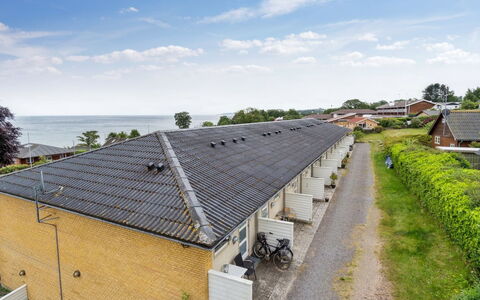Ømund - 100M from the Sea: Møbel, Indretning, Gulvbelægning, Etage, Loft, Værelse, Stol, Bord, Lejlighed, Køkken & Spisebord