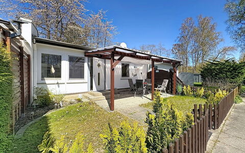 Bungalow 33: Hus, Boligområde, Hjem, Sommerhus, Tag, Dør, Hegn, Have, Home Fencing, Gård