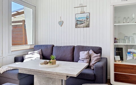 Bungalow 33: Møbel, Gulvbelægning, Indretning, Etage, Couch, Træ, Bord, Stue, Værelse, Hjem