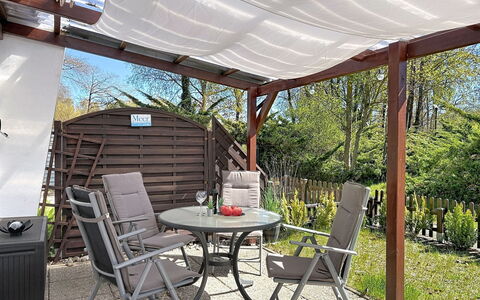 Bungalow 33: Møbel, Træ, Udendørs Møbler, Bord, Udendørs Bord, Stol, Gårdhave, Have, Udendørs Struktur, Skygge