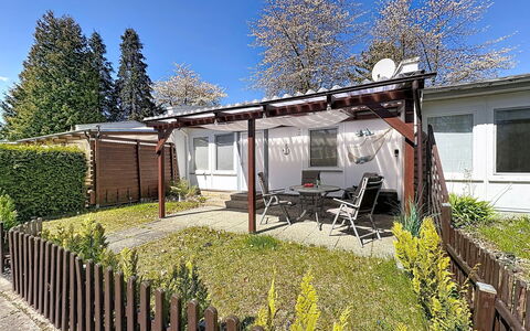 Bungalow 33: Hus, Tag, Hjem, Sommerhus, Busk, Veranda, Dør, Have, Hegn, Skygge