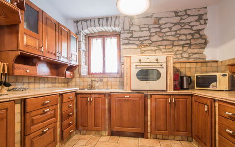 Blašković: Køkken, Cabinetry, Countertop, Træ, Indretning, Gulvbelægning, Møbel, Køkken Apparat, Skab, Skuffe