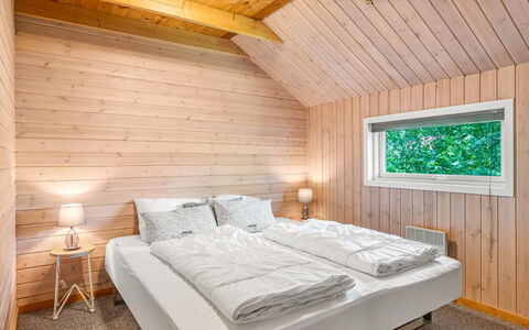 Iorund - 10Km from the Sea: Træ, Hårdttræ, Soveværelse, Loft, Bejdse, Planke, Trægulve, Bjælkehytte, Sengetøj, Seng