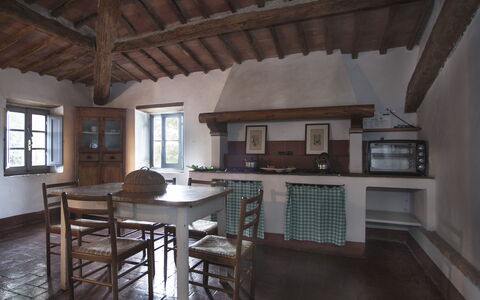Podere Sangiovese, Pool and View in Chianti: Møbel, Indretning, Gulvbelægning, Træ, Loft, Køkken, Etage, Køkken & Spisebord, Bord, Stol