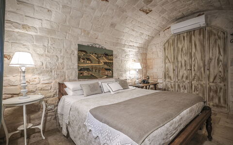 Trulli Experience, Pool, Monopoli: Møbel, Væg, Soveværelse, Indretning, Seng, Gulvbelægning, Belysning, Etage, Sengetøj, Sengetøj