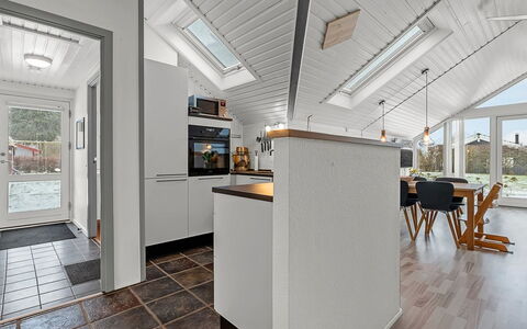 Hielm - 490M from the Sea: Gulvbelægning, Træ, Etage, Loft, Indretning, Trægulve, Køkken, Countertop, Værelse, Lysarmatur