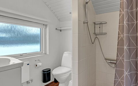 Hielm - 490M from the Sea: Sanitærarmatur, Badeværelse, Gulvbelægning, Etage, Loft, Indretning, Toilet, Vvs, Håndvask, Tap