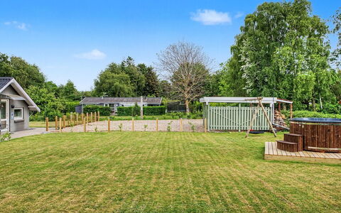 Hielm - 490M from the Sea: Træ, Græs, Have, Land Lot, Almindeligt, Lawn, Skygge, Parkere, Landscaping, Eng