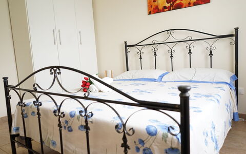 Villa Antony: Seng, Møbel, Soveværelse, Sengetøj, Sengetøj, Indretning, Sengetøj, Bed Frame, Etage, Gulvbelægning