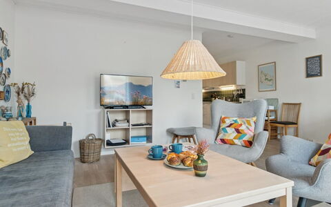 Yosefin - 50M from the Sea: Møbel, Indretning, Gulvbelægning, Etage, Couch, Væg, Værelse, Stue, Træ, Stol