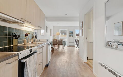 Yosefin - 50M from the Sea: Gulvbelægning, Møbel, Etage, Indretning, Loft, Køkken, Trægulve, Lejlighed, Countertop, Cabinetry
