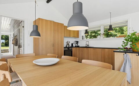 Karlotta - 500M from the Sea: Møbel, Indretning, Gulvbelægning, Træ, Køkken, Lysarmatur, Countertop, Loft, Etage, Køkken & Spisebord
