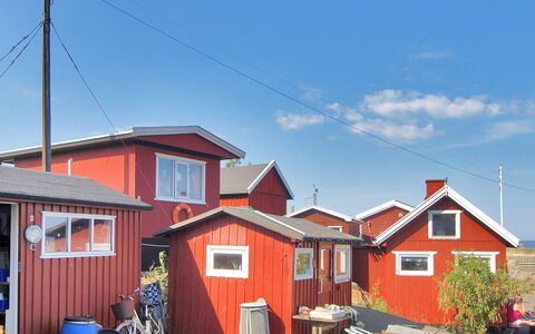 Karlotta - 500M from the Sea: Bygning, Vindue, Hus, Tag, Hjem, Arkitektur, Boligområde, Sommerhus, Sidespor, Dør