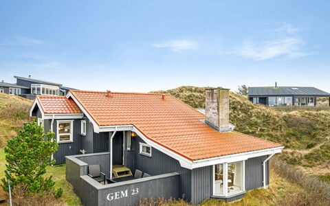 Hanne - 750M from the Sea: Møbel, Træ, Indretning, Gulvbelægning, Etage, Stol, Værelse, Loft, Stue, Lejlighed
