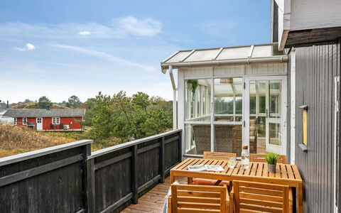 Hanne - 750M from the Sea: Møbel, Træ, Indretning, Gulvbelægning, Etage, Stol, Værelse, Loft, Stue, Lejlighed